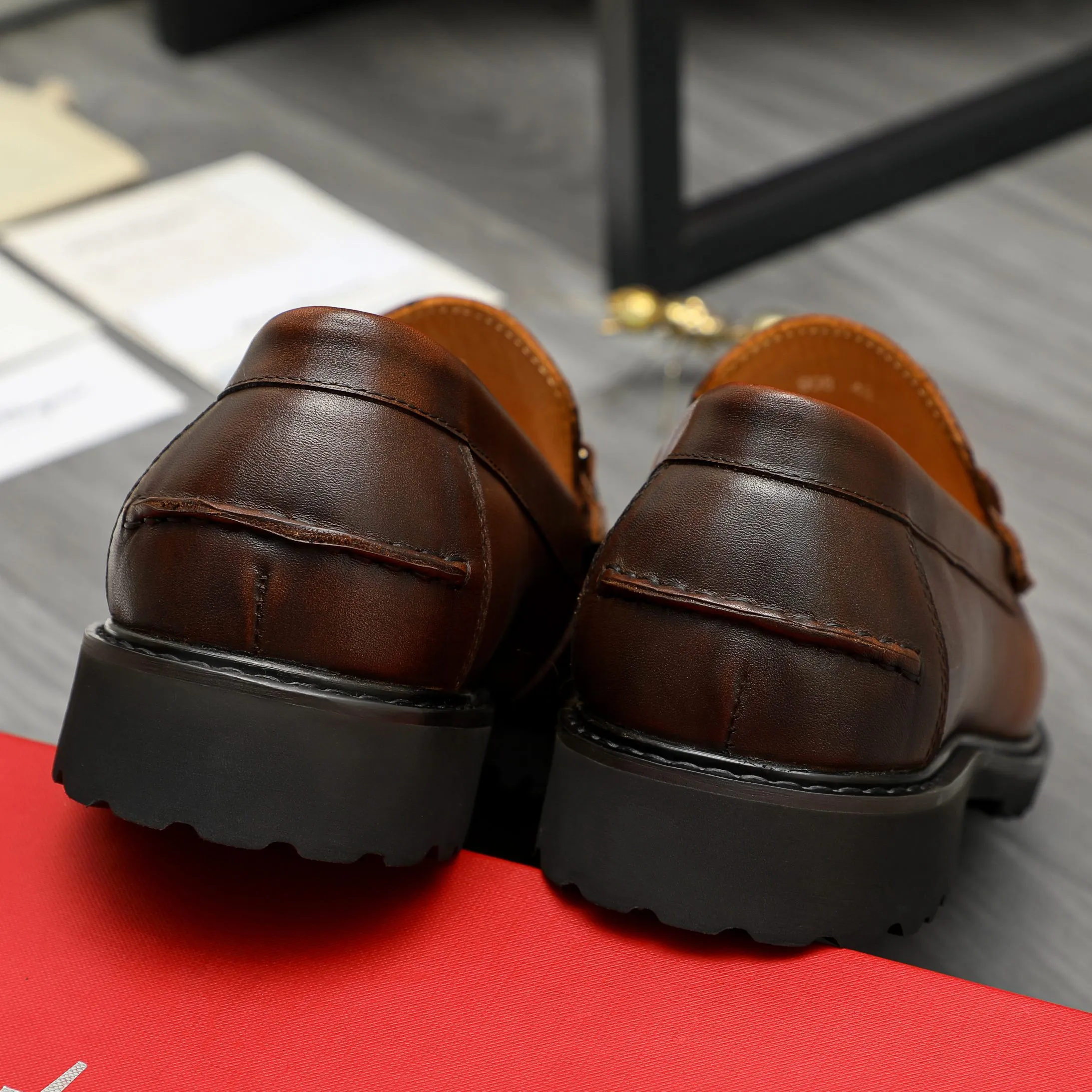 Men's shoes 💰442 Product trademark: Ferragamo "Ferragamo" business formal leather shoes Regular size: 38-46 (45.46 custom-made and non-returnable) Product materials: Selected color-brushed cowhide upper, cowhide lining, non-slip rubber outsole